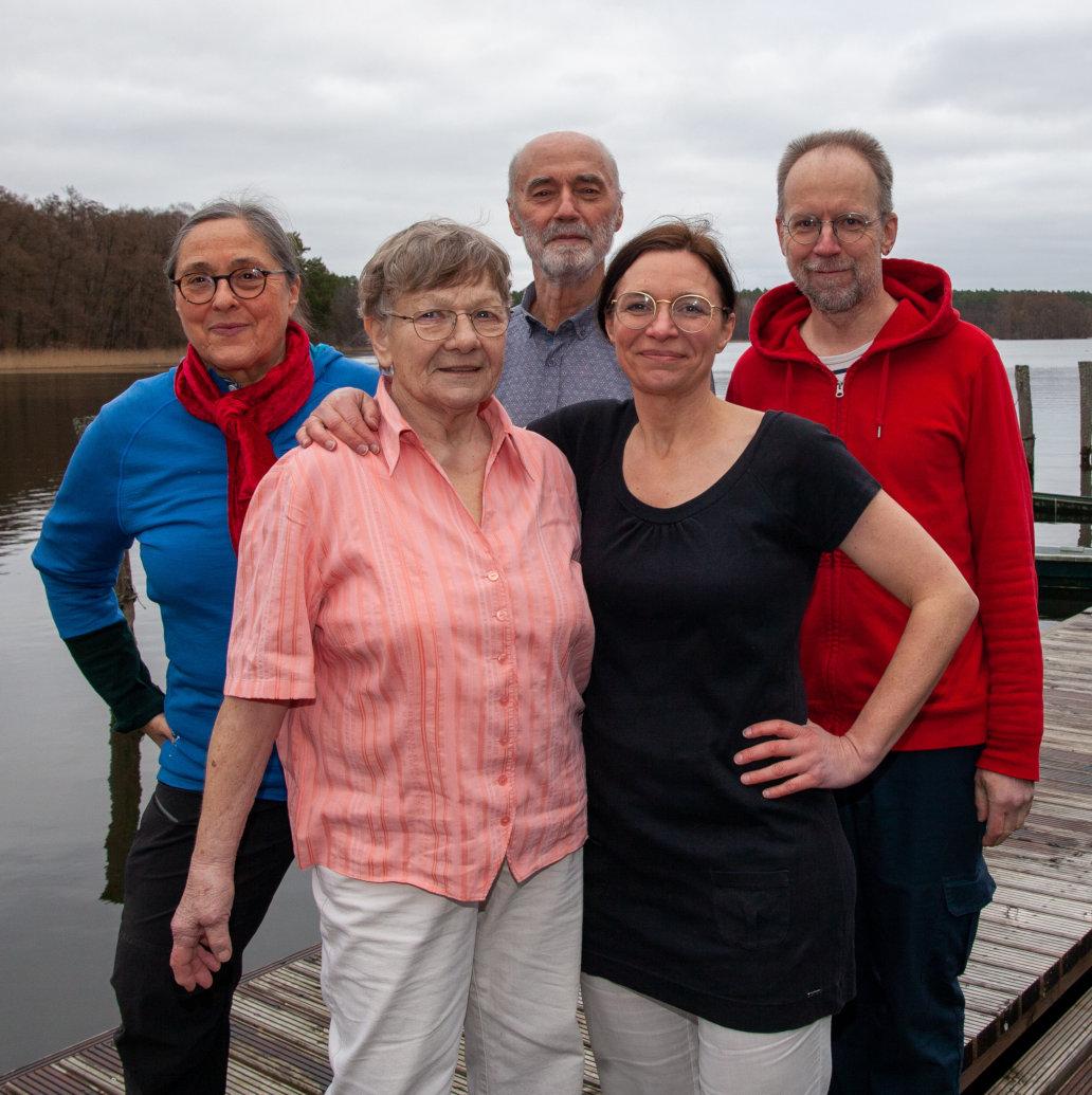 Die Kandidatinnen und Kandidaten der Liste G - Gemeinsam für Himmelpfort. Von links nach rechts: Brigitte, Wilma, Lothar, Judith und Hartmut; auf dem Steg am Moderfitzsee.